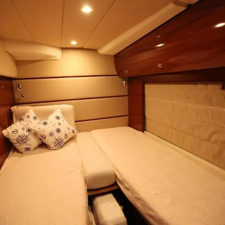船上ホテル Ekimbey Yacht *